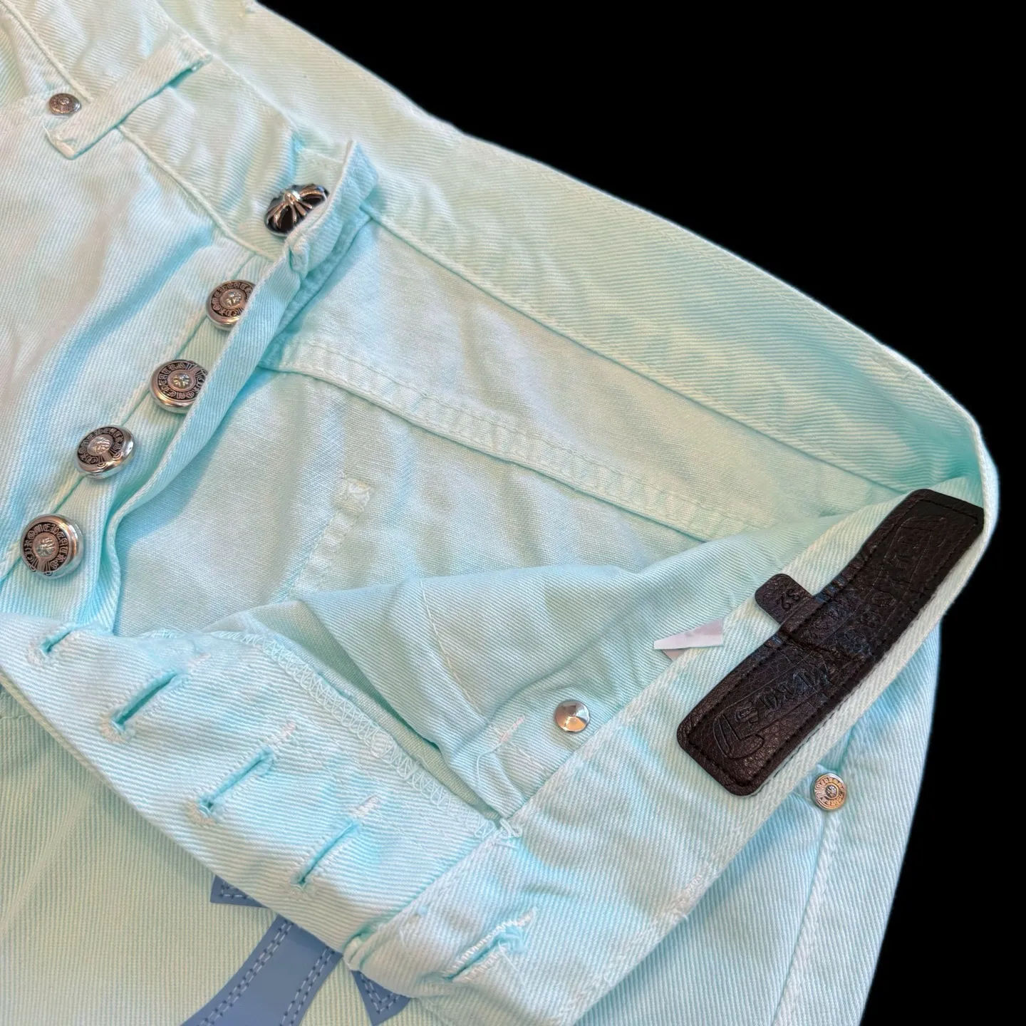 P260 Style number: D414 Chrome hearts CH grams new classic cross patch leather jeans Size: s-xl (28 30 32 34) Color: light green pink leather Size reference 28 pants length 100 waist circumference 72 30 pants length 101 waist circumference 76 32 pants length 103 waist circumference 80 34 pants length 104 waist circumference 84